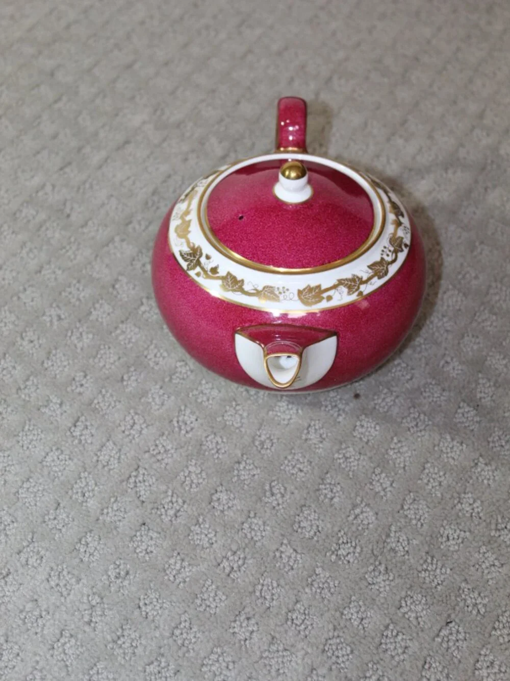 Wedgwood Whitehall W3994 Bone China Powder Ruby Tea Pot